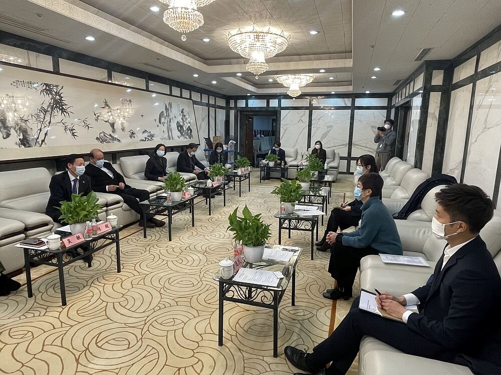駐滬辦主任蔡亮（右二）與上海圖書館館長陳超（左一）等會面交流
