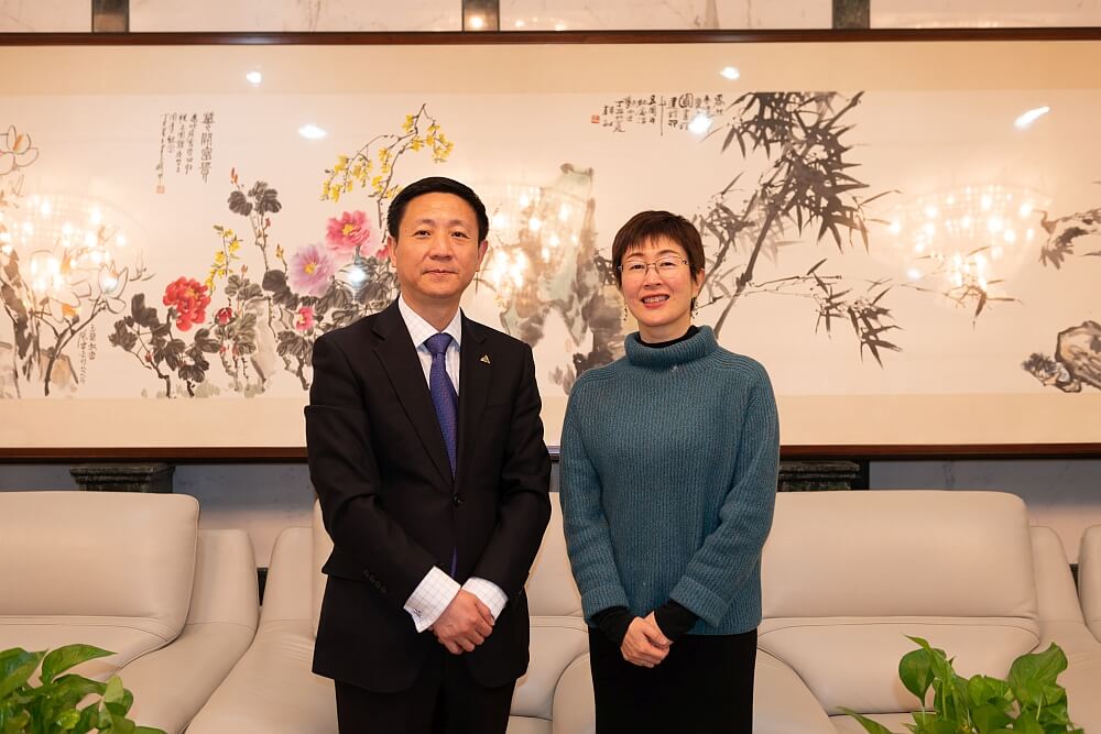 駐滬辦主任蔡亮（右）與上海圖書館館長陳超（左）合影