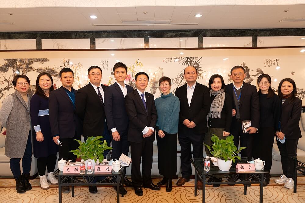 駐滬辦主任蔡亮（右六）、上海圖書館館長陳超（左六）及駐滬辦副主任勞逸民（左五）等合影