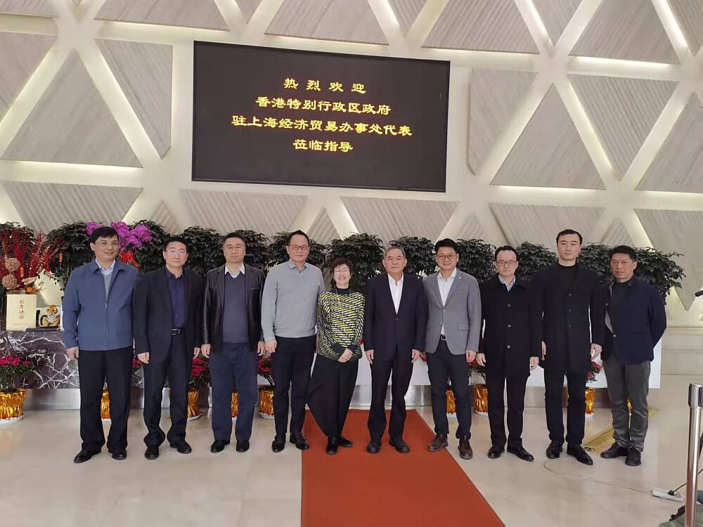 到訪上海振華重工集團。駐滬辦主任：蔡亮（居中）、振華重工集團副總裁：王柏歡（右五）