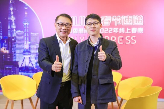 駐滬辦經貿關係總監龐錦輝（右）與上海市香港商會會長黃有權（左）於拍攝現場留影