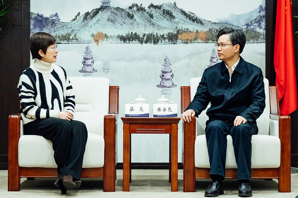 駐滬辦主任蔡亮（左）與浙江省貿易促進委員會會長陳宗堯（右）會面交流