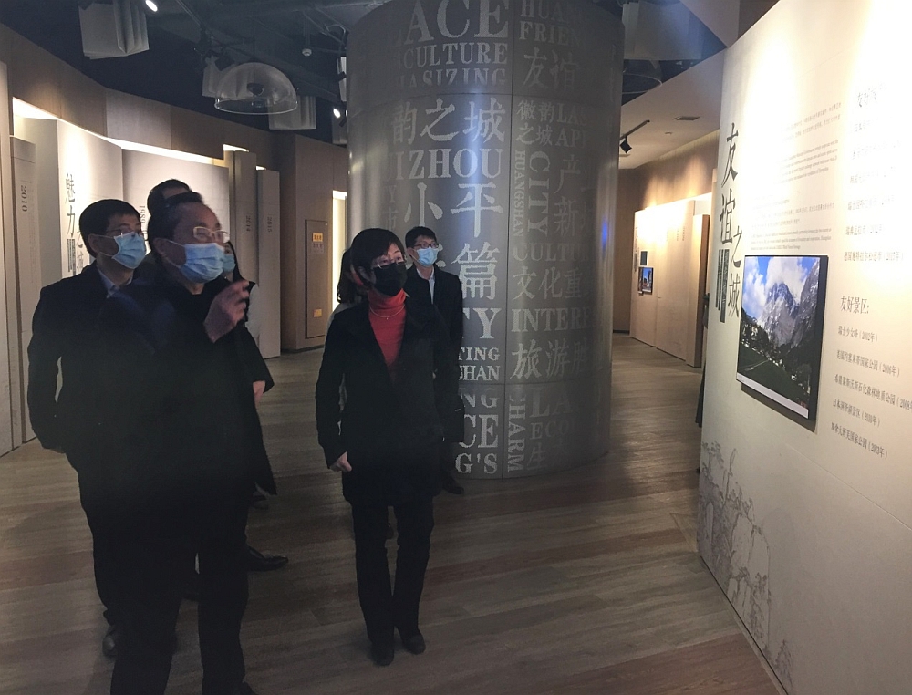 駐滬辦主任蔡亮（右二）參觀黃山城市展示館，了解黃山市發展情況