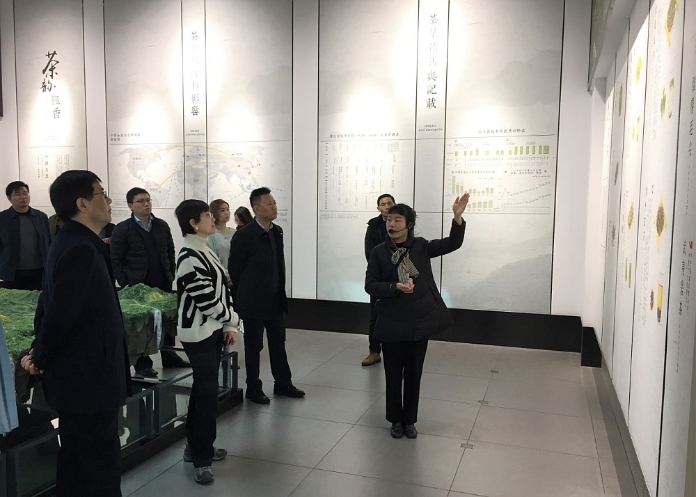 駐滬辦主任蔡亮（左四）參觀謝裕大茶文化博物館，了解黃山市茶業發展