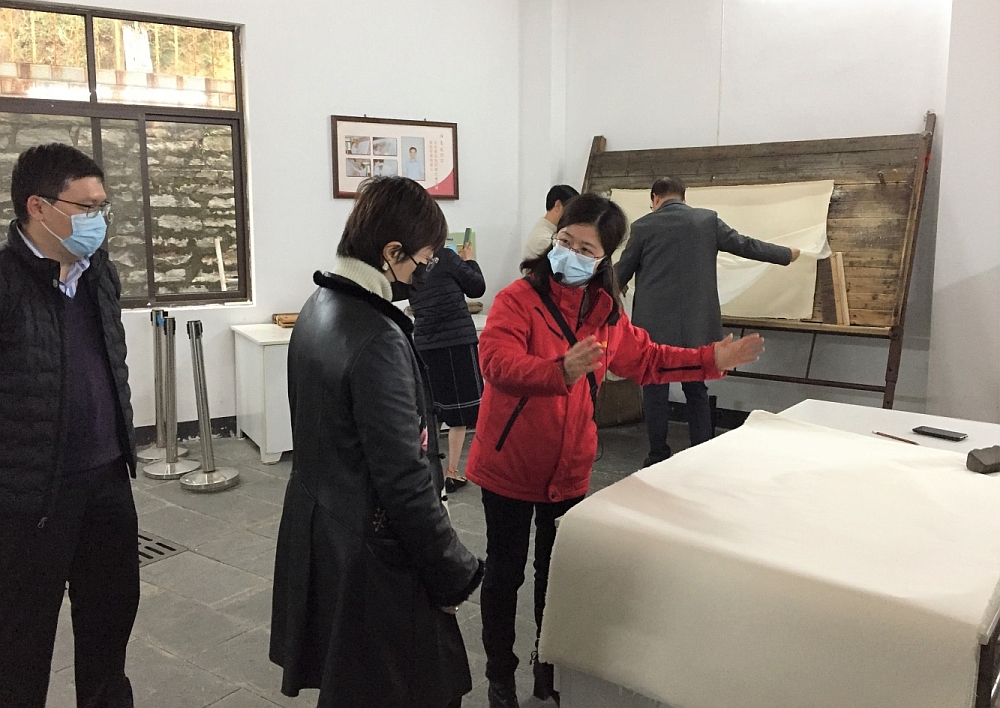 駐滬辦主任蔡亮（左二）考察中國宣紙集團公司，了解中國傳統工藝宣紙的製作過程