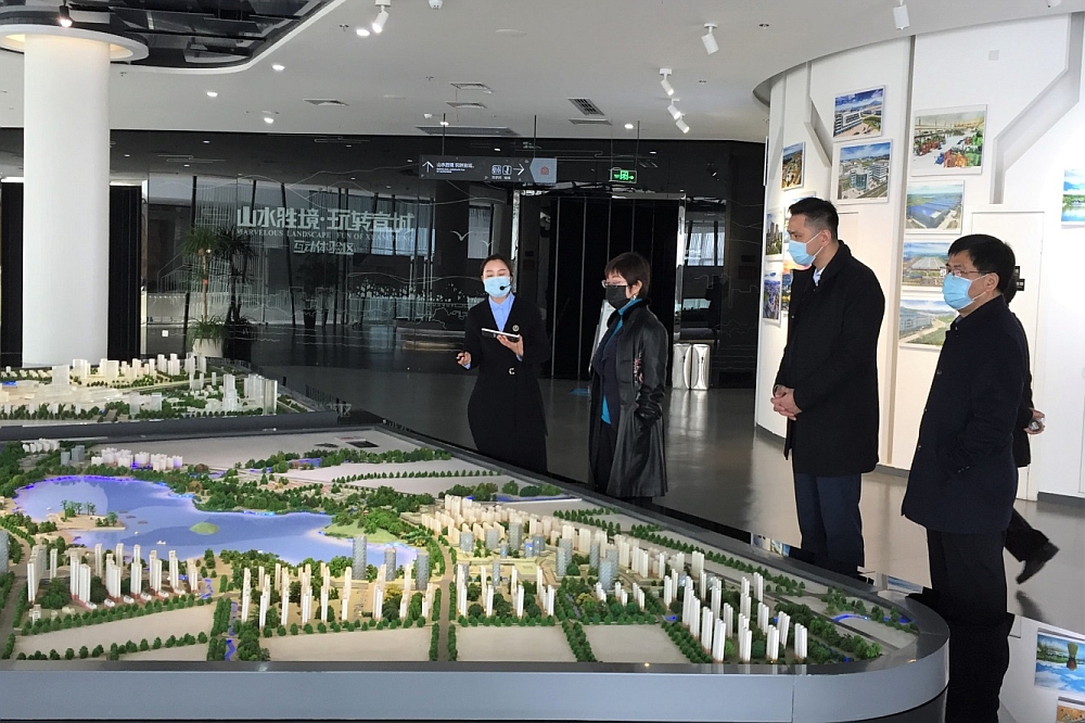 駐滬辦主任蔡亮（左二）參觀宣城市規劃館，了解宣城未來規劃