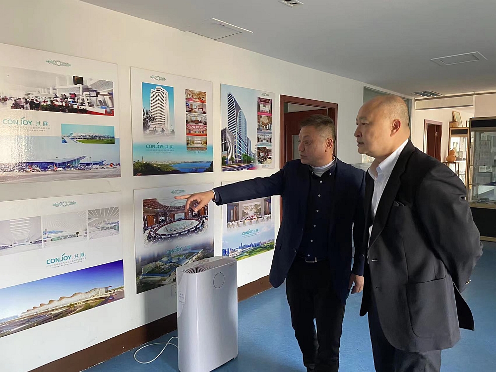 浙江共展環保科技有限公司執行總裁楊琦（左）向駐浙江聯絡處主任劉銘德（右）介紹該公司産品及營運情況。