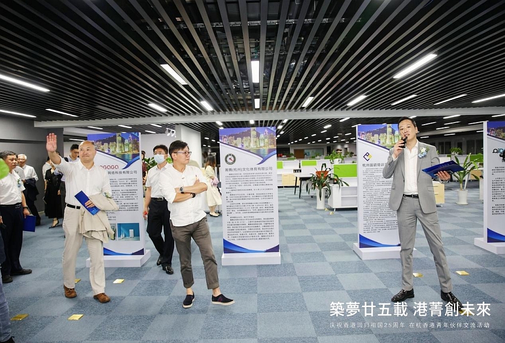 在浙江省香港商會會長湯耀光（右一）帶領下參觀創新創業中心。