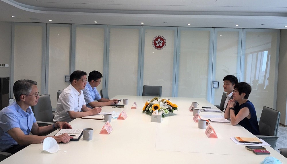 駐滬辦主任蔡亮（右一）與上海虹口區委統戰部部長鄭宏（左二）會面交流