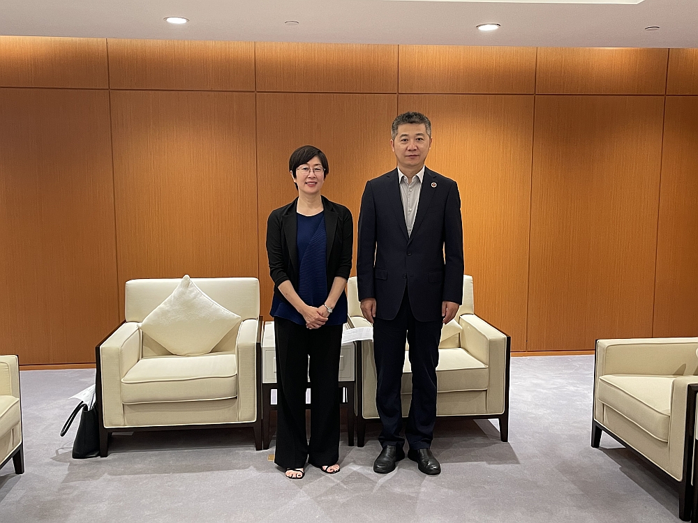 駐滬辦主任蔡亮（左）與上海音樂學院副院長馮磊（右）合影