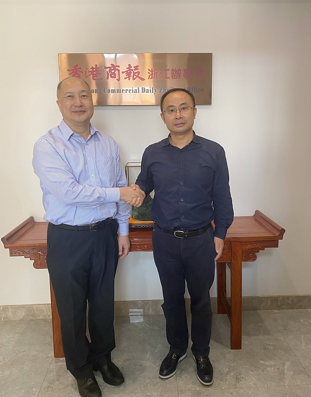 駐浙江聯絡處主任劉銘德（左）和香港商報浙江辦事處主任謝國平（右）合影。