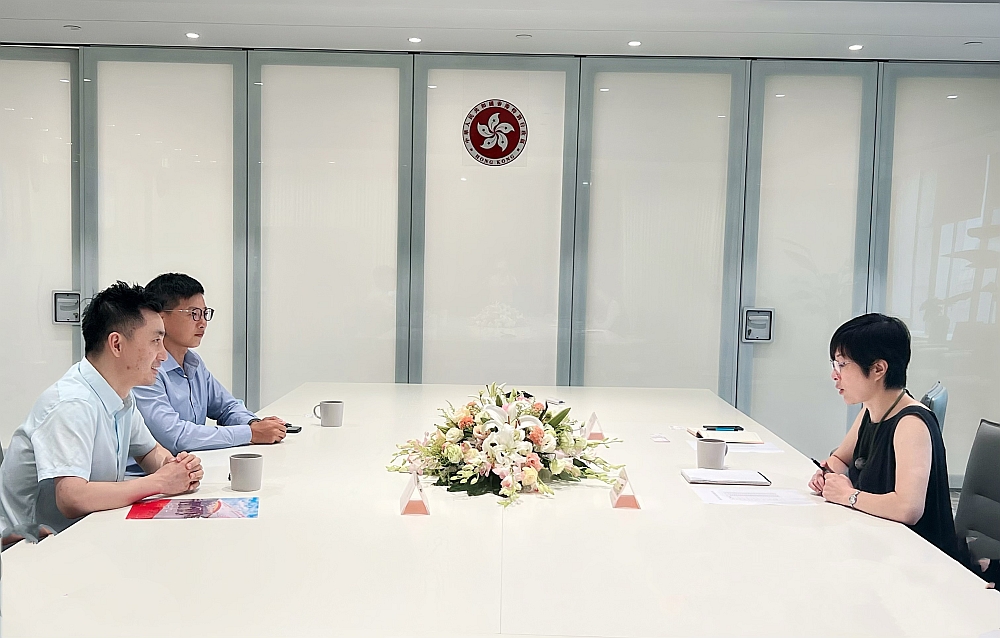 駐滬辦主任蔡亮（右）與香港航空有限公司華東區總經理李峰（左一）、國泰航空公司上海首席代表秦翔宇（左二）會面交流