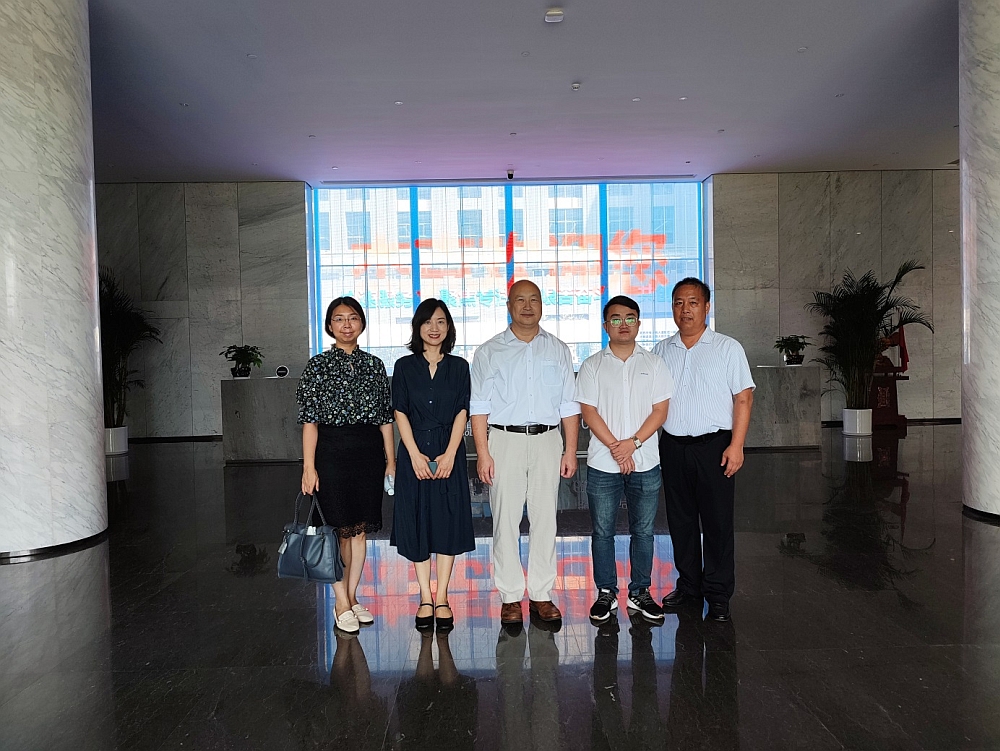 駐浙江聯絡處主任劉銘德（中）參觀傑克縫紉機股份有限公司後與公司代表合影。