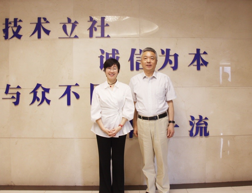 到訪中國船級社上海分社<br>駐滬辦主任　　：蔡　亮（左）<br>上海分社總經理：孟令毅（右）