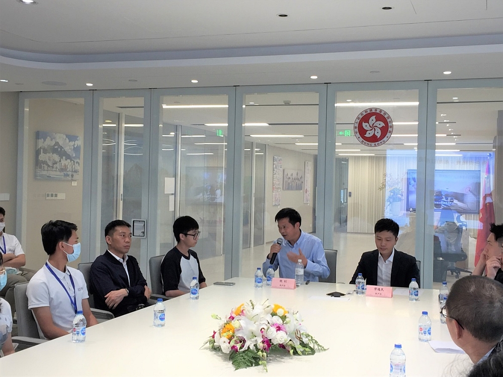香港船舶註冊處駐上海區域總監倪釗（右四）向採訪團介紹香港船舶註冊處的工作情況