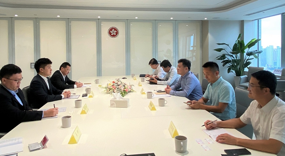 駐滬辦副主任勞逸民（左二）與揚州市人民政府駐上海聯絡處主任趙鼎（右三）會面交流