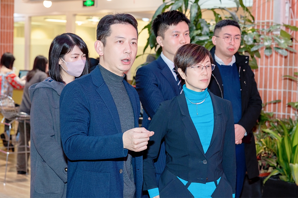 小紅書公共事務總經理熊鍵（前排左）帶領駐滬辦主任蔡亮（前排右）參觀小紅書總部。