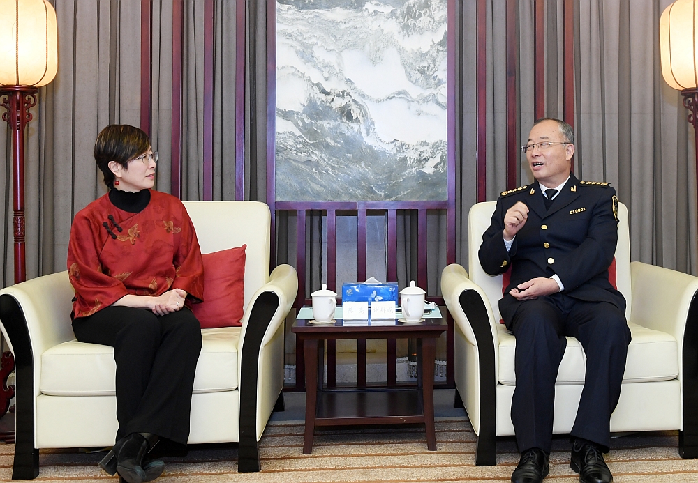 到訪上海海事局 - 駐滬辦主任：蔡亮（左）、上海海事局局長：謝群威（右）