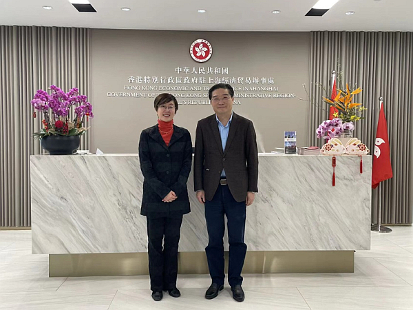 駐滬辦主任蔡亮（左）與上海虹口區委統戰部部長鄭宏合影