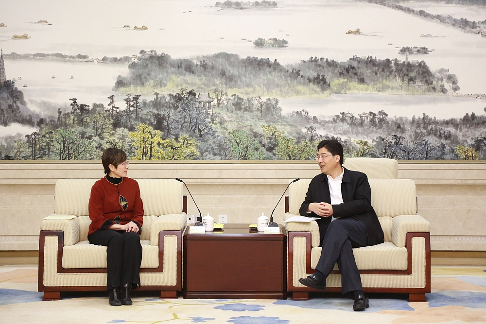 駐滬辦主任蔡亮（左）與杭州市委副書記、杭州市長姚高員（右）會面。