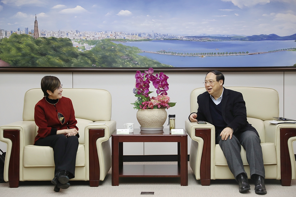 駐滬辦主任蔡亮（左）與杭州市政府黨組成員、亞運市運保指揮部副指揮、亞運馬術市運保分指揮部指揮長王宏（右）會面。