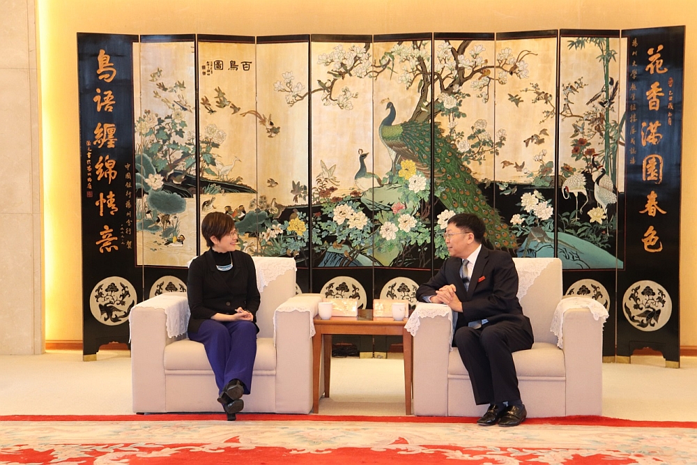 駐滬辦主任蔡亮（左）與揚州大學副校長蔣乃華會面座談