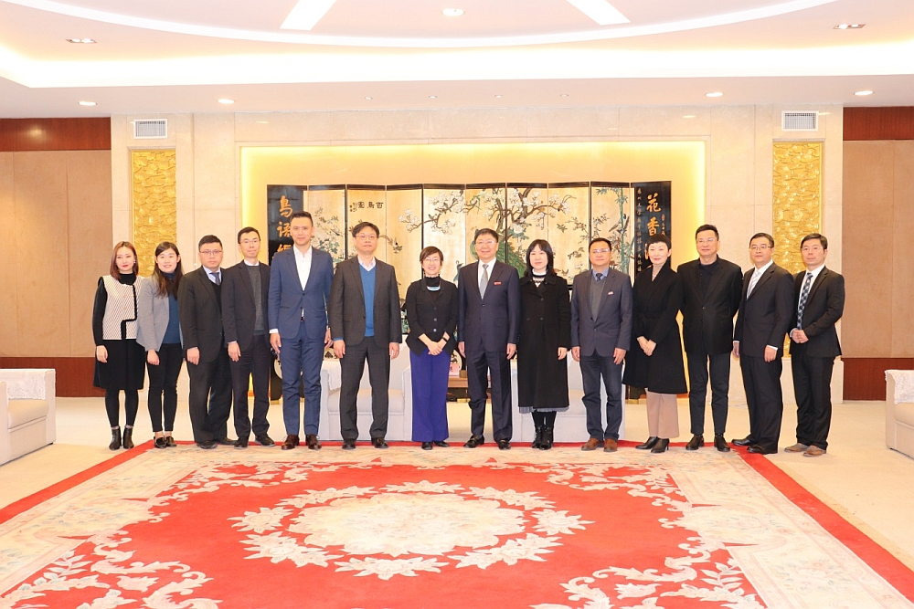 駐滬辦主任蔡亮（左七）會面後與揚州大學副校長蔣乃華（右七）及其他代表合影