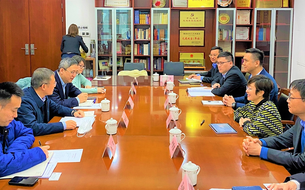 駐滬辦主任蔡亮（右二）與南京市港澳辦主任林武平（左三）就加強寧港合作交換意見