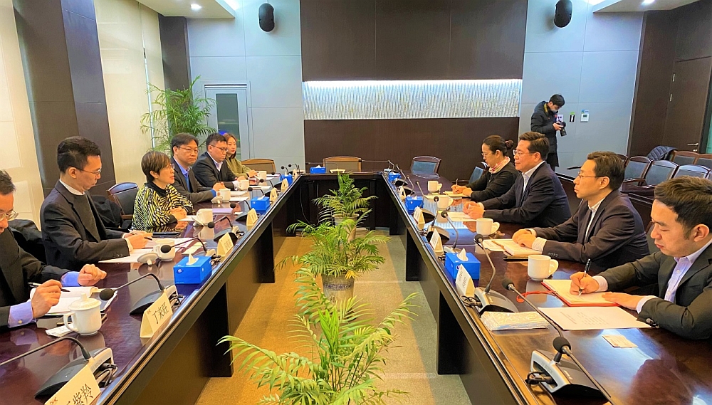 駐滬辦主任蔡亮（左三）與江蘇省商務廳廳長陳濤（右三）就兩地經貿合作發展進行討論