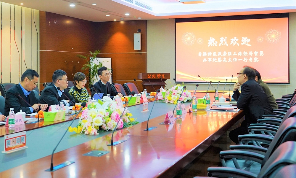 駐滬辦主任蔡亮（左三）了解港資企業英達科技集團的發展情況