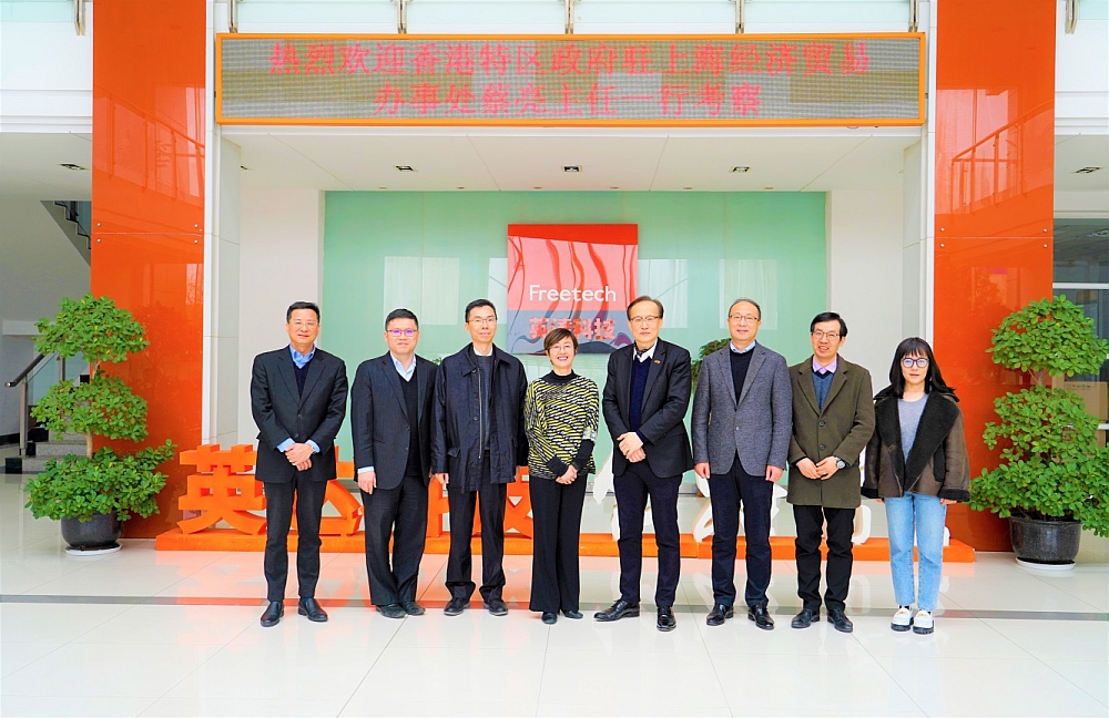 駐滬辦主任蔡亮（左四）與英達科技集團董事長施偉斌（右四）及其他與會者會面後合影