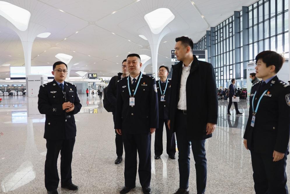 駐滬辦副主任謝誠毅（右二）在杭州出入境邊防檢查站政委戴勝（左三）陪同下參觀杭州蕭山國際機場