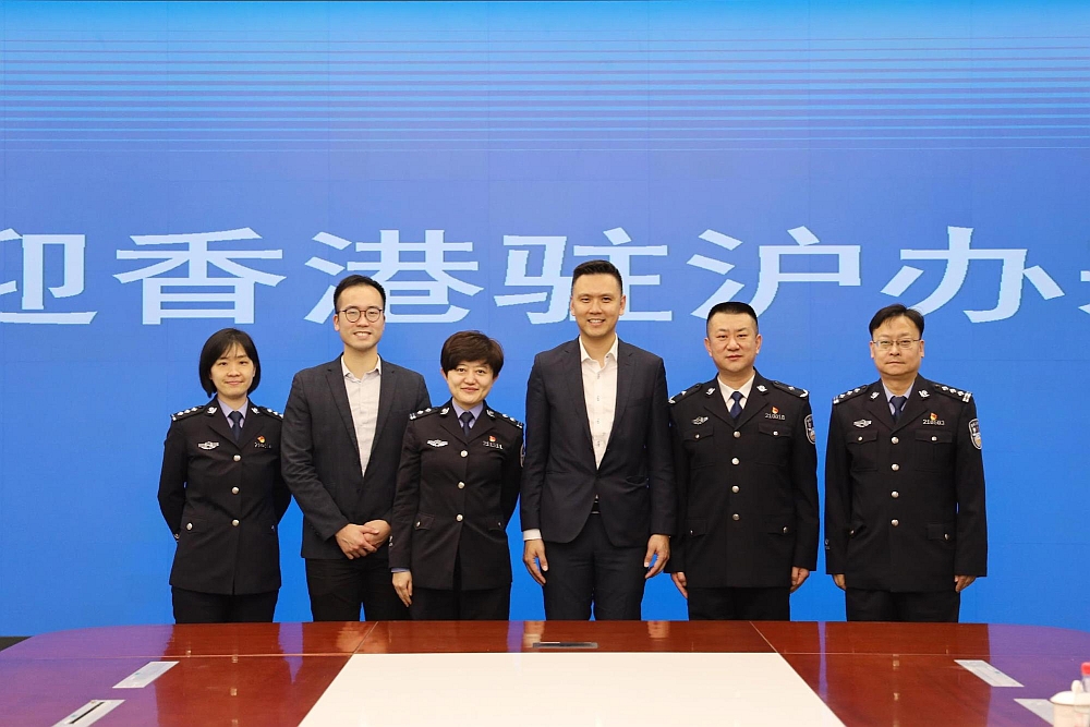 駐滬辦副主任謝誠毅（右三）與杭州出入境邊防檢查站政委戴勝（右二）等合影