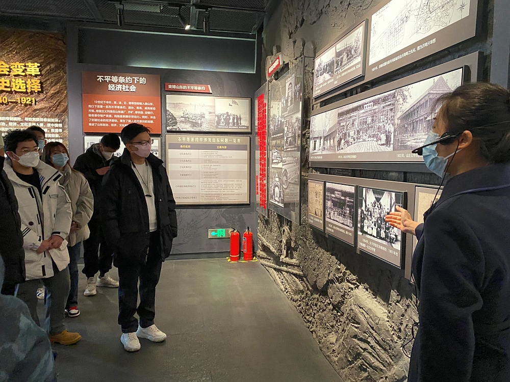 駐山東聯絡處主任黃志輝（左一）與同學們一同考察山東早期歷史紀念館