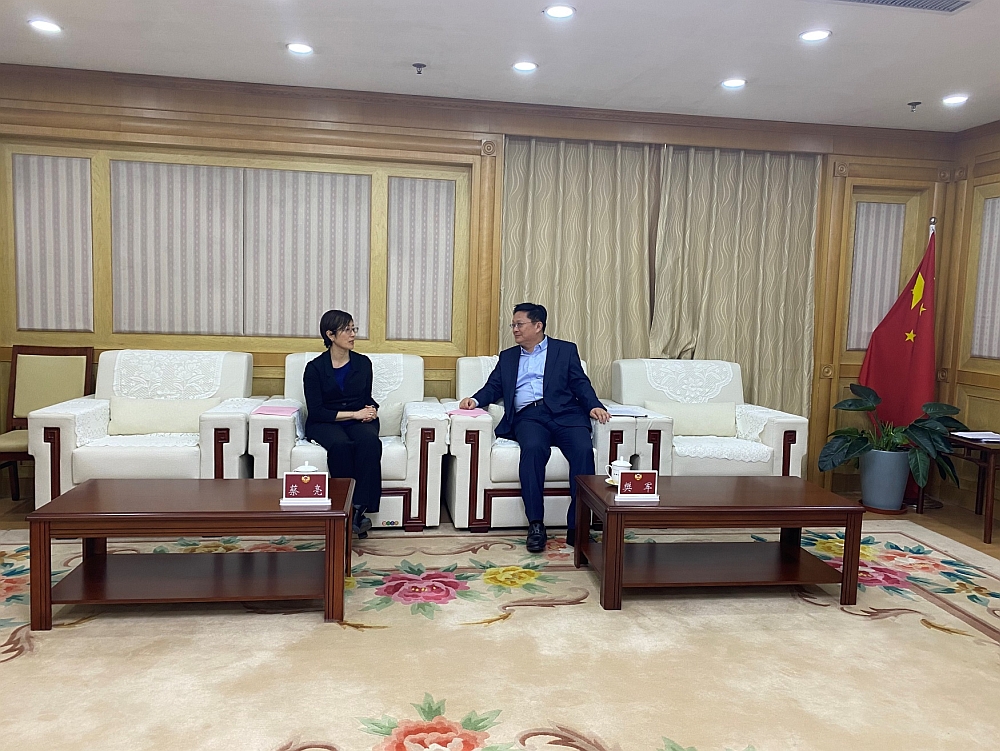 駐滬辦主任蔡亮（左）與山東省政協港澳台僑和外事委員會副主任樊軍（右）會面