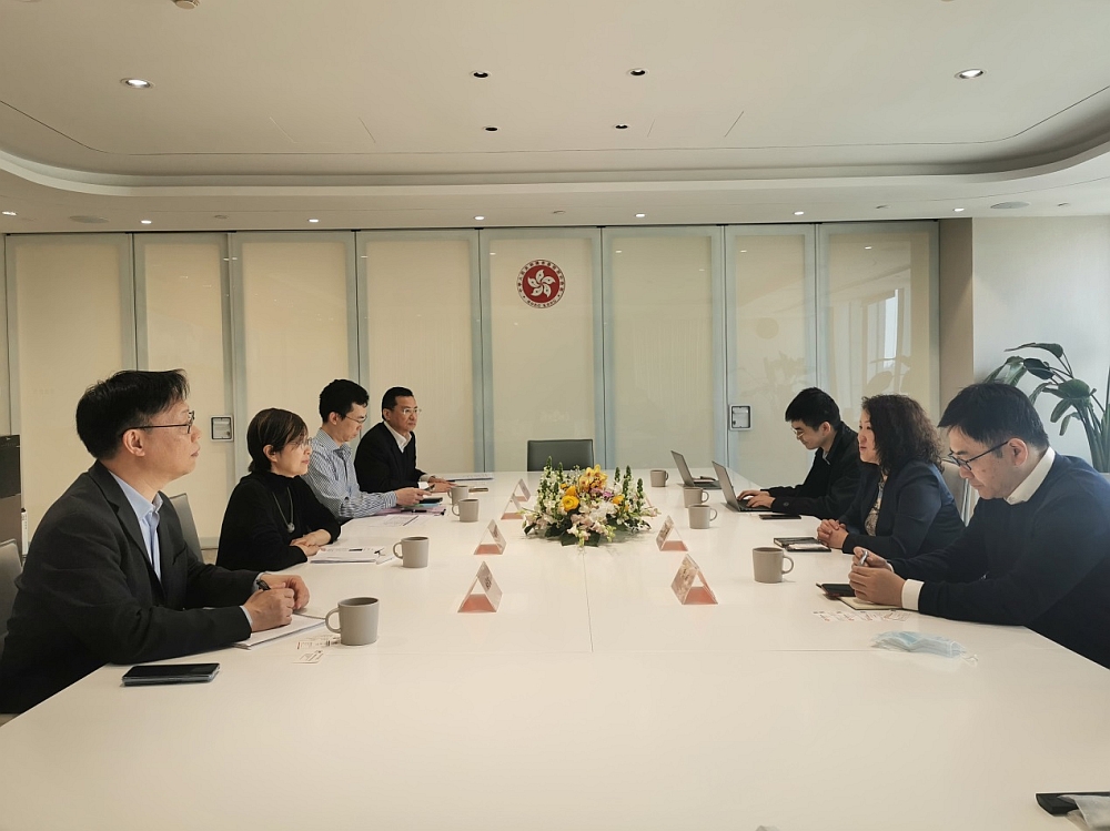 香港特區政府駐滬辦主任蔡亮（左二）與上海臨港海外發展有限公司董事長楊菁（右二）會面交流