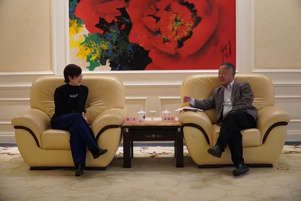 駐滬辦主任蔡亮（左）與復旦大學黨委副書記金海燕（右）會面交流