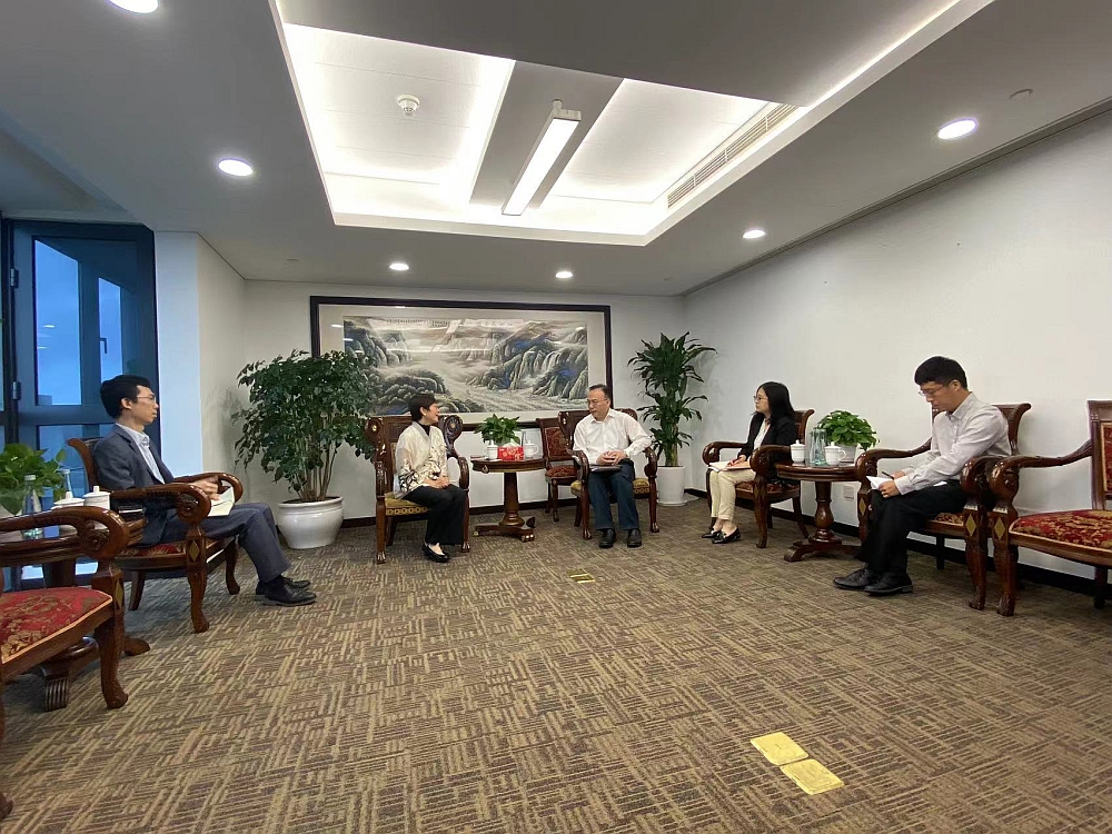 駐滬辦主任蔡亮（左二）與上海市商務委員會主任朱民（右三）會面交流