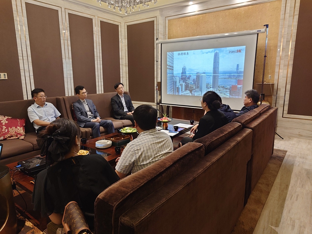 駐滬辦舉辦了推介香港營商環境的圓桌會議，出席者包括宿州市政府副秘書長、市政府辦（外事辦）主任胡大為(後排左一)及當地企業代表