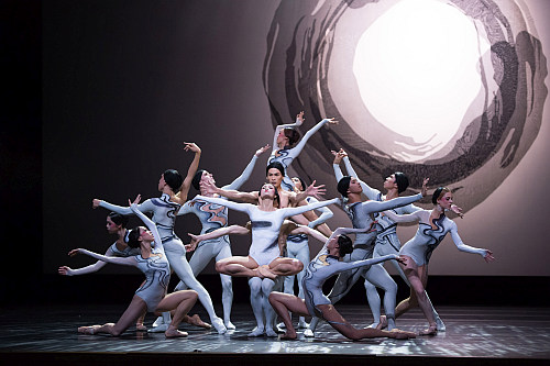 圖三：《神人暢》 | 香港芭蕾舞團舞蹈員 | 攝影：Conrad Dy-Liacco