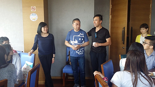 駐滬辦主任鄧仲敏（左一）、商會會長歐鎮江（左三）等和學生的交流情況。