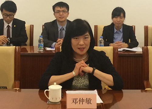 鄧仲敏主任在座談會上發言。