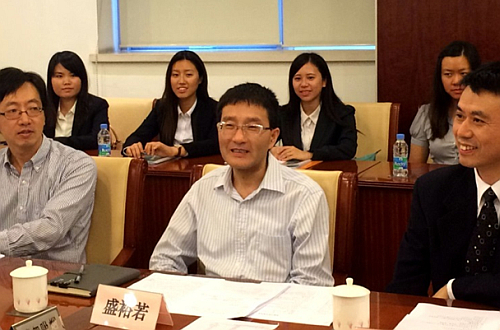 盛裕若秘書長（中）介紹上海國際金融中心建設情況。