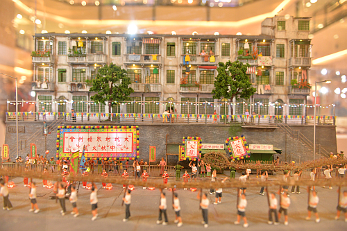 為了替巡迴展覽注入新元素，及為參觀的民眾帶來更精彩的展覽內容，駐滬辦特地在上海站的巡迴展覽中，展出了三十件富香港特色的微縮模型，作為巡迴展覽的一部分。這些微縮模型由十一位元香港藝術家和一位內地藝術家創作。這些微型藝術品工藝精湛，充分展現香港的活力和特色、傳統習俗、獨特文化、城市面貌及生活點滴。圖示一個以光導纖維發亮的大坑舞火龍微縮模型。