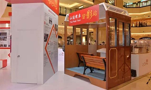 山頂纜車車廂照相區。