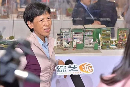 上海站：微縮模型藝術家李來有向媒體朋友介紹微縮模型。