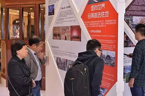 上海站：參觀人士仔細閱讀展板內容。