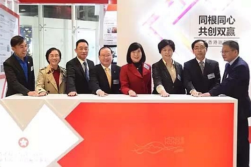 杭州站：香港特別行政區政府駐上海經濟貿易辦事處主任鄧仲敏（右四）、浙江省港澳辦副主任虞希華（左四）、杭州市人民政府副秘書長陳瑋（右三）和一眾嘉賓在「同根同心‧共創雙贏」２０１５香港巡迴展覽 – 杭州站開幕禮上啟動開幕儀式。