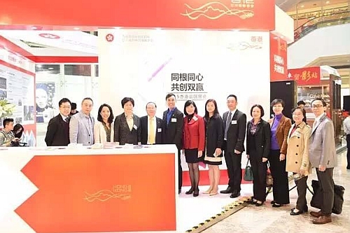 杭州站：香港特別行政區政府駐上海經濟貿易辦事處主任鄧仲敏（中間）、浙江省港澳辦副主任虞希華（左五）、杭州市人民政府副秘書長陳瑋（左四）和一眾嘉賓在開幕禮上合影留念。