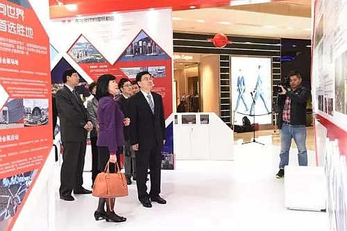 南京站：香港特別行政區政府駐上海經濟貿易辦事處主任鄧仲敏、南京市副市長儲永宏和一眾嘉賓參觀「同根同心‧共創雙贏」２０１５香港巡迴展覽 – 南京站展館。